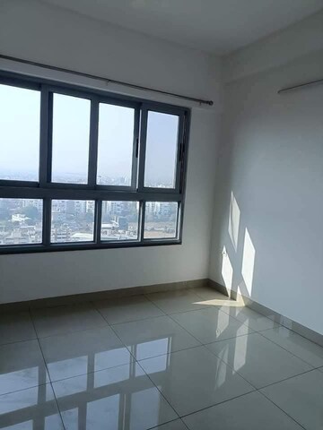 Room in 3 BHK Apartment at Amanora Neo Towers, Hadapsar – for Rent