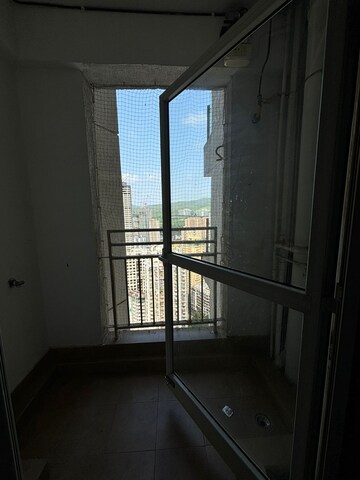 Room in 2 BHK Apartment at JP Decks, Goregaon East – for Rent