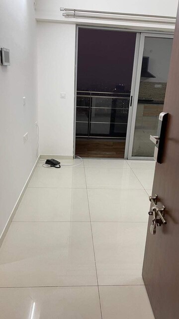 Room in 3 BHK Apartment at Amanora Adreno Towers, Hadapsar – for Rent