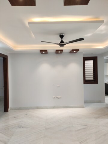 Room in 3 BHK Builder Floor at Sector 50 – for Rent