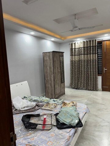 Room in 3 BHK Builder Floor at Sector 50 – for Rent