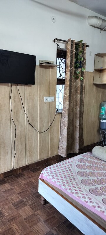 Bedroom in Studio Apartment at Varun Enclave, Sector 28 – for Rent