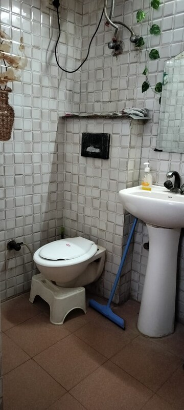 Bathroom in Studio Apartment at Varun Enclave, Sector 28 – for Rent