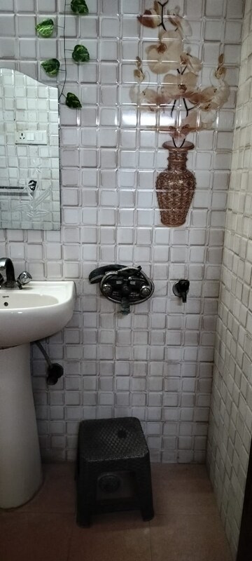 Bathroom in Studio Apartment at Varun Enclave, Sector 28 – for Rent