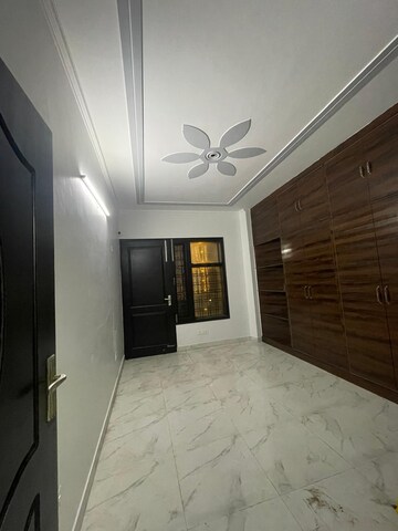 Room in 3 BHK Builder Floor at Sector 5 – for Rent