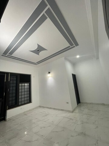 Room in 3 BHK Builder Floor at Sector 5 – for Rent