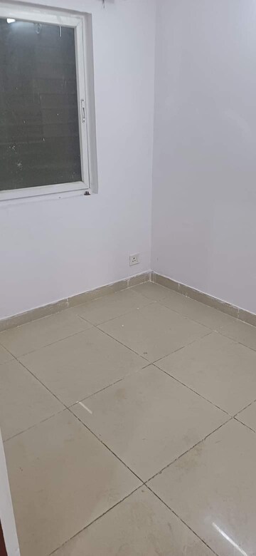 Room in 2 BHK Apartment at Amrapali Golf Homes, Sector 4, Greater Noida – for Sale