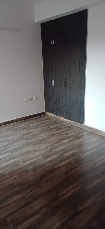Room in 2 BHK Apartment at Amrapali Golf Homes, Sector 4, Greater Noida – for Sale