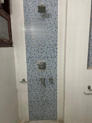 Bathroom in 3 BHK Builder Floor at Plaza Mall, Sector 28 – for Rent