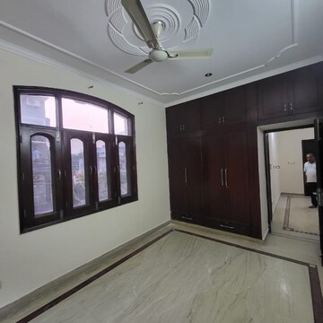 Room in 3 BHK Builder Floor at Uday Arden 45, Sector 45 – for Rent