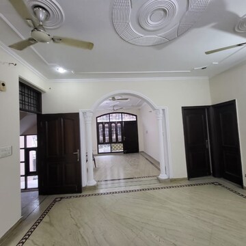 Bedroom in 3 BHK Builder Floor at Uday Arden 45, Sector 45 – for Rent