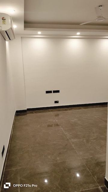 Room in 4 BHK Builder Floor at SS Southend Floors, South City 2 – for Rent