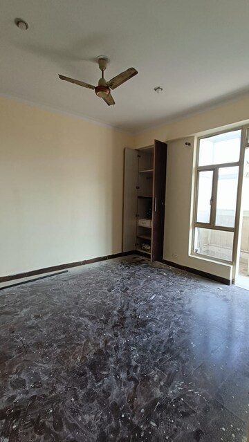 Room in 3 BHK Apartment at Jaipuria Sunrise Plaza, Ahinsa Khand 1 – for Rent