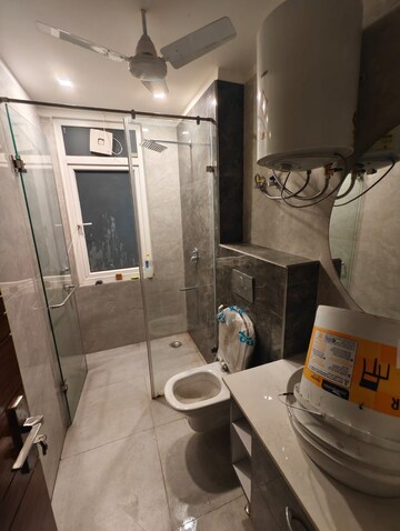 Master Bedroom in 3 BHK Builder Floor at DLF Atria, Dlf Phase ii – for Rent