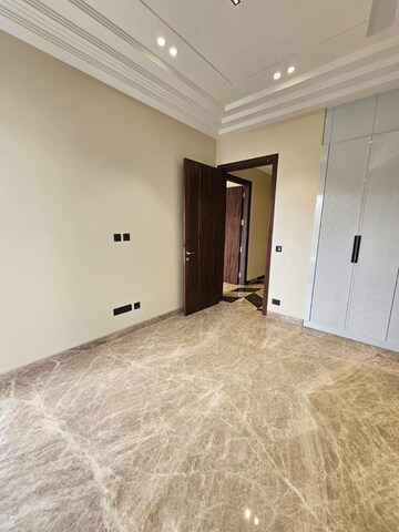Room in 4 BHK Builder Floor at DLF Building 10, Dlf Phase ii – for Rent