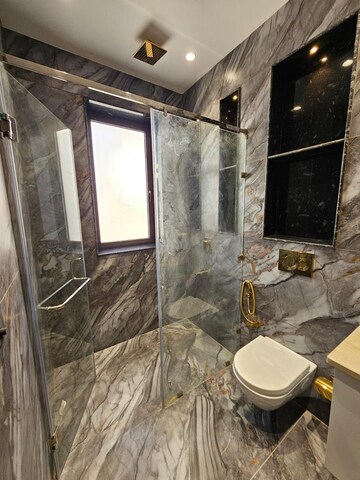 Bathroom in 4 BHK Builder Floor at DLF Building 10, Dlf Phase ii – for Rent
