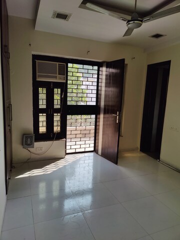 Room in 3 BHK Builder Floor at Eros Rosewood Villas, Sector 50 – for Rent