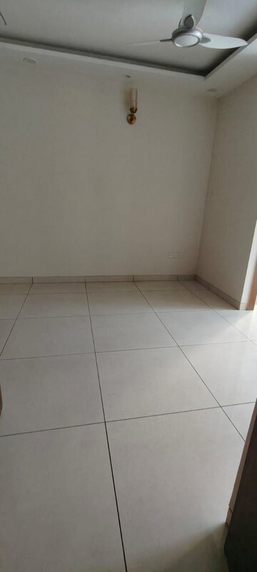 Room in 3.5 BHK Apartment at Manmeet Housing Society, Sector 51 – for Rent