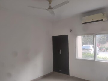 Room in 3.5 BHK Apartment at Manmeet Housing Society, Sector 51 – for Rent