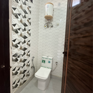 Bathroom in 1 BHK Builder Floor at Patel Nagar – for Rent