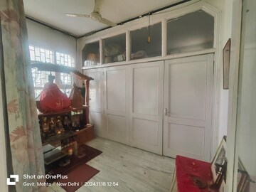 Parking in 4 BHK Independent House at Sainik Farm – for Rent