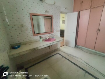 Room in 4 BHK Independent House at Sainik Farm – for Rent