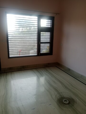 Room in 3 BHK Independent House at Sector 40 – for Rent
