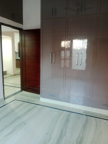 Room in 3 BHK Independent House at Sector 40 – for Rent