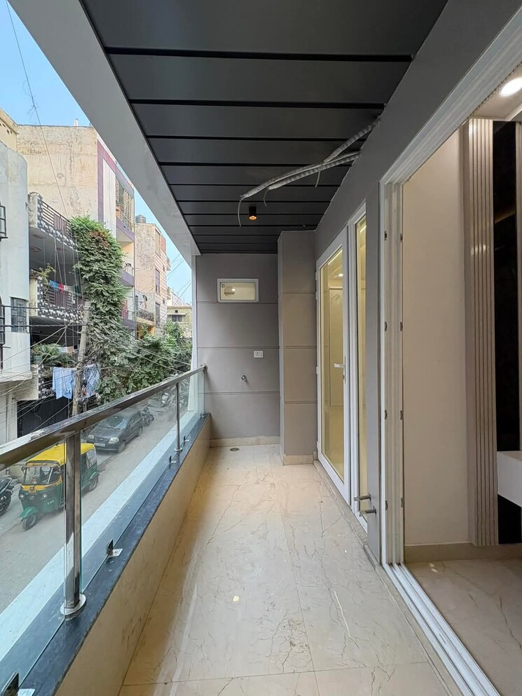 Balcony, shastri nagar 3.5 Bedroom 900 Sq.Ft. Builder Floor In Shastri Nagar Delhi 7913721