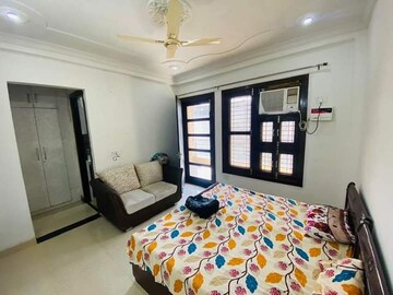 Bedroom in 3 BHK Builder Floor at Sector 40 – for Rent