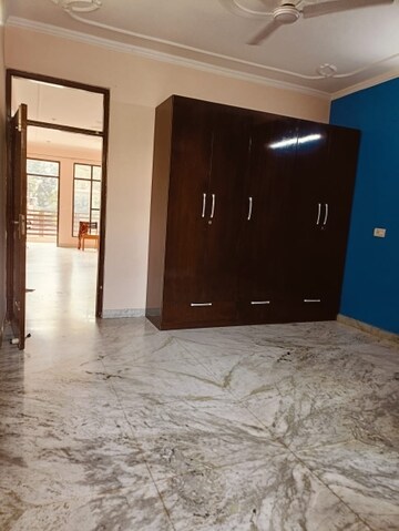 Room in 3 BHK Builder Floor at Sector 40 – for Rent
