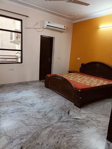 Bedroom in 3 BHK Builder Floor at Sector 40 – for Rent
