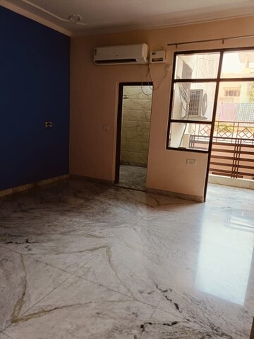 Room in 3 BHK Builder Floor at Sector 40 – for Rent