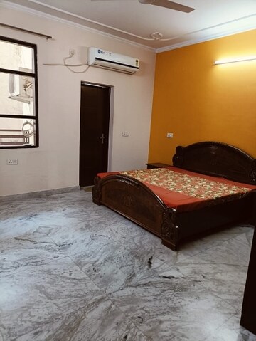 Bedroom in 3 BHK Builder Floor at Sector 40 – for Rent