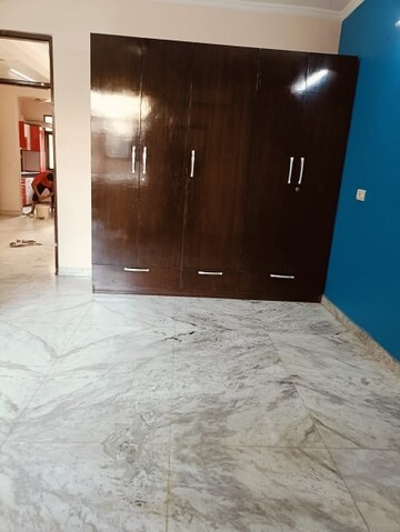 Room in 3 BHK Builder Floor at Sector 40 – for Rent