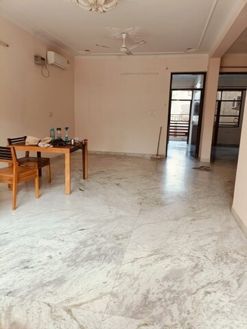 Room in 3 BHK Builder Floor at Sector 40 – for Rent