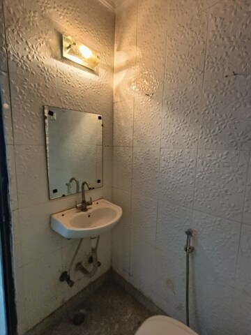 Master Bedroom in 2 BHK Builder Floor at Govindpuri – for Rent