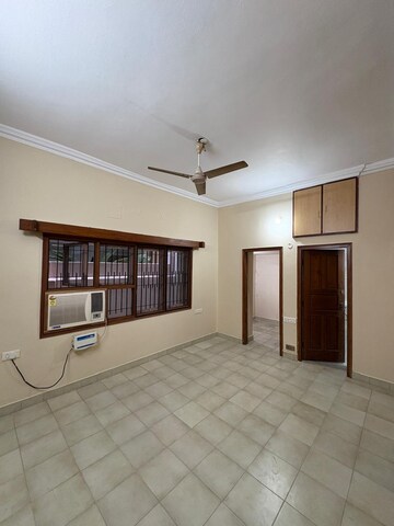Room in 5 BHK Independent House at Banjara Hills – for Rent