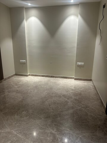 Room in 3 BHK Builder Floor at Paschim Vihar – for Rent