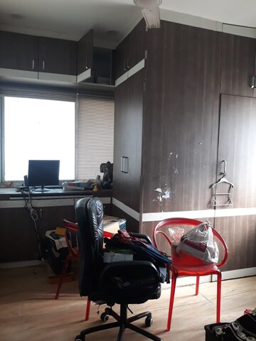 Room in 3 BHK Apartment at Narendra Nagar – for Rent
