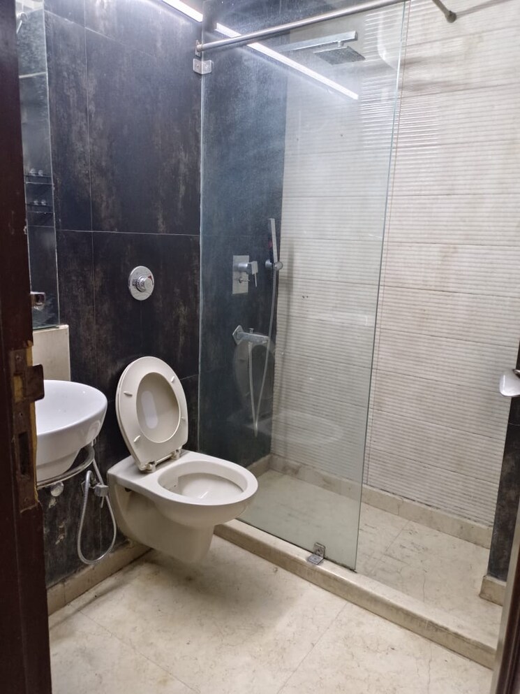 Bathroom, safdarjung enclave 3 Bedroom 1150 Sq.Ft. Builder Floor In Safdarjung Enclave Delhi 7914014