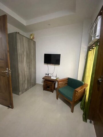 Living Room in 1 BHK Builder Floor at Ansal Sushant Lok I, Sector 43 – for Rent