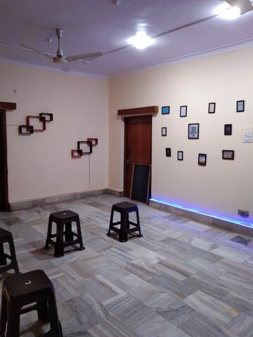 Master Bedroom in 2 BHK Apartment at Alkapuri – for Rent