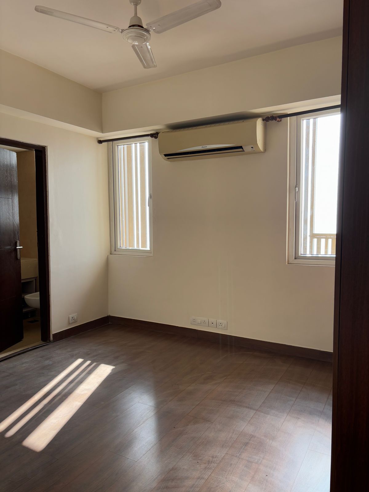 3 BHK + Servant Room Apartment For Sale in Unitech The Close North