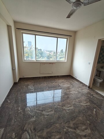 Room in 2.5 BHK Apartment at Pioneer Park Phase 1, Sector 61 – for Rent