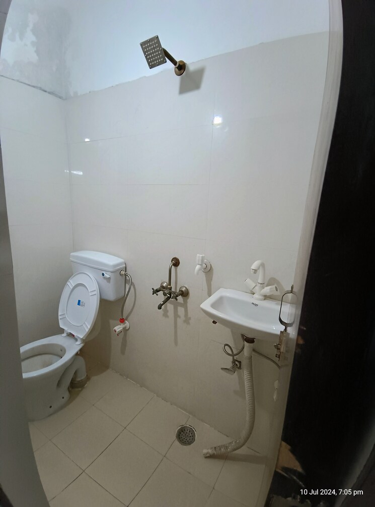 Bathroom, eros-cliffton-apartments 3 Bedroom 1330 Sq.Ft. Apartment In Charmwood Village Faridabad 7914527