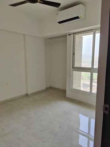 Room in 1 BHK Apartment at Lodha Amara, Kolshet Road – for Rent