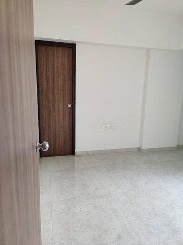 Room in 1 BHK Apartment at Lodha Amara, Kolshet Road – for Rent