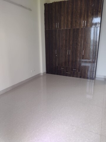 Room in 4 BHK Apartment at Indiabulls Centrum Park, Sector 103 – for Rent