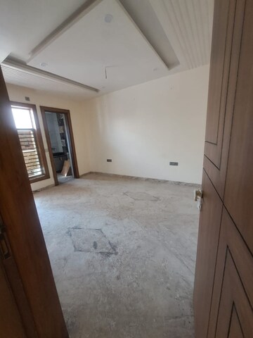 Room in 3 BHK Builder Floor at Sector 28 – for Rent